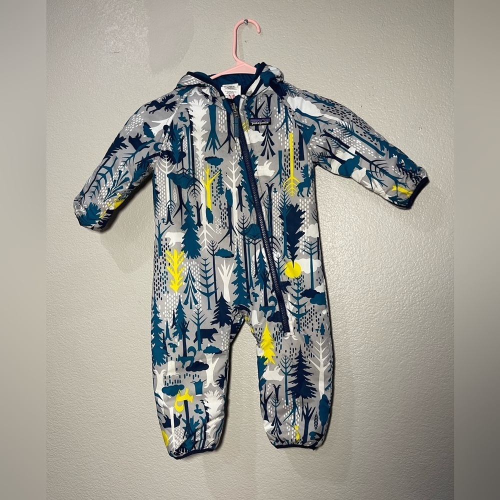 Patagonia reversible hooded onsie snowsuit forest scene 6-12 month